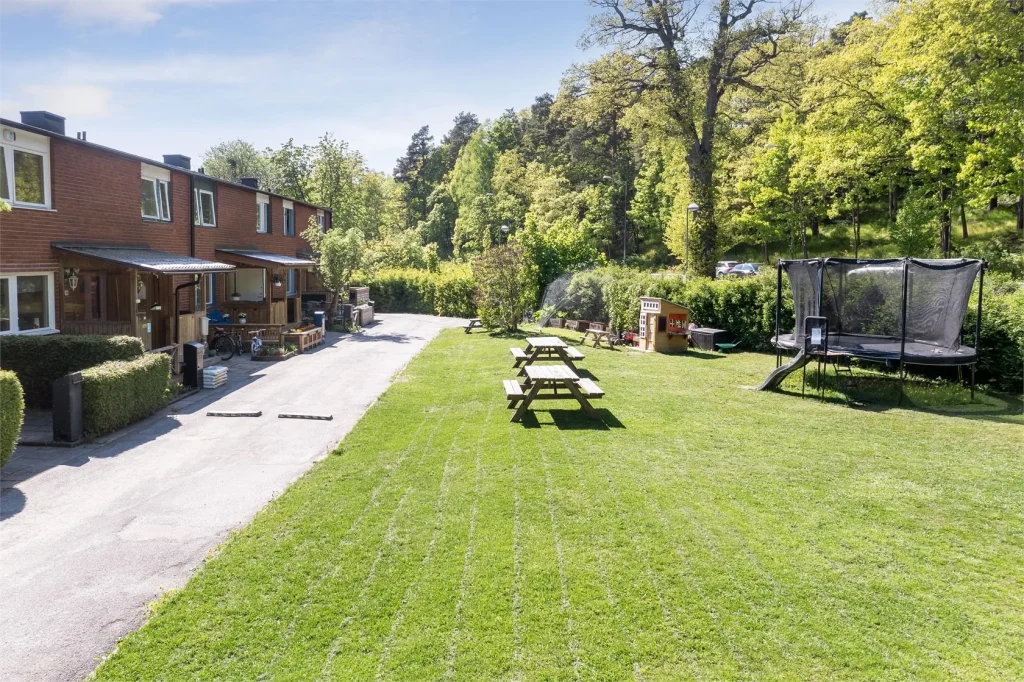 19. Plattla╠eggning av betongplattor till innerga╠erd