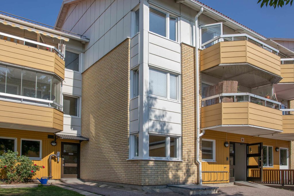 3. Stenla╠eggning av uppfart med marksten