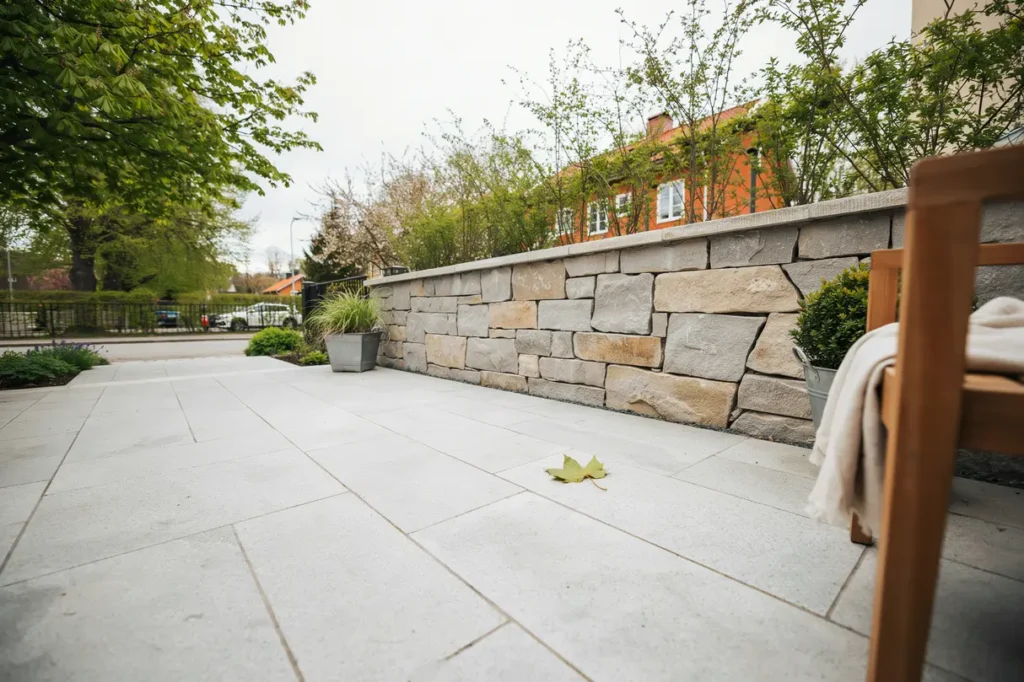 stenl ggning av uteplats och dekorativ naturstensmur i rissne sundbyberg